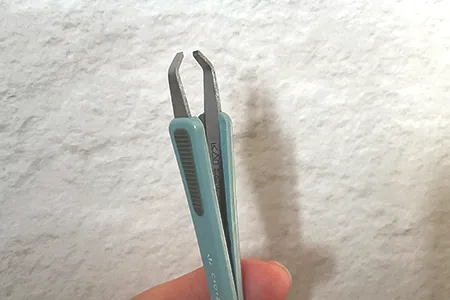 ヒゲを毛抜きで抜くとどんなことが起こるか