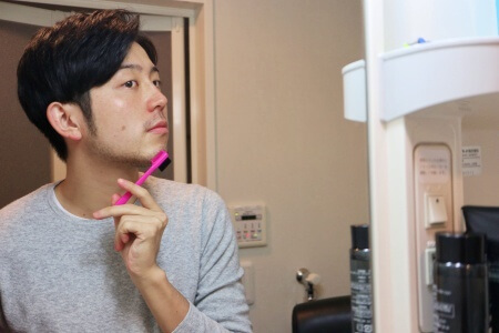 すきバサミ(ヘアカッター)で長さや毛量を整える