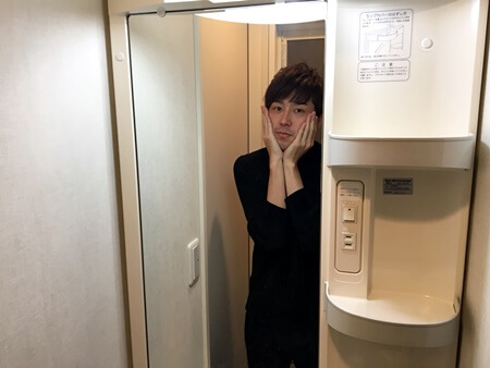 温かいお湯で洗顔する(約3分間)