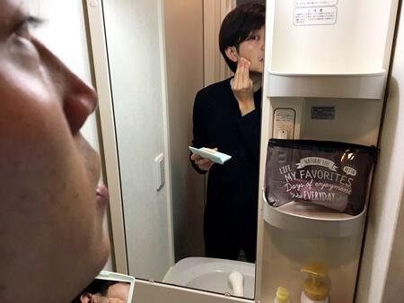 青髭を綺麗に隠す手順⑥パフの裏側で境界線をぼかす