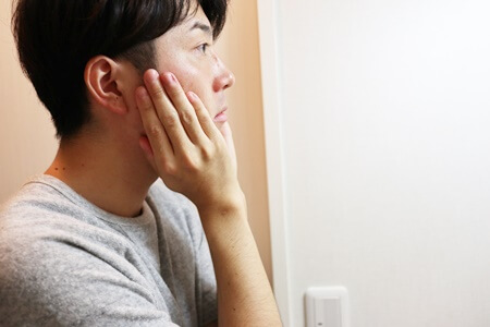 カミソリを当てる部分にシェービング剤を付ける